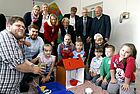 Kinder, Erzieher und Politiker posieren für ein Foto zum Tag der kleinen Forscher 2015 in Krefeld